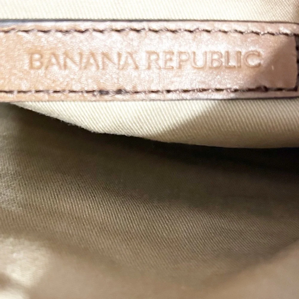 Banana Republic Two Toned Fully Lined Leather Wristlet Croc Embossed Stripe
